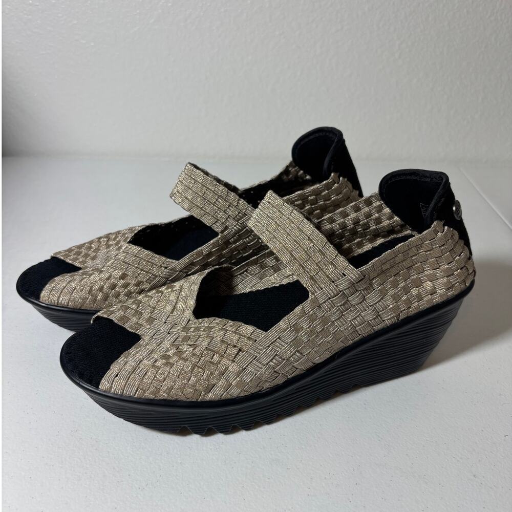 Bernie Mev NWOT Size 9 (EU 40) Halle Woven Wedge Heel Sandal Metallic Bronze